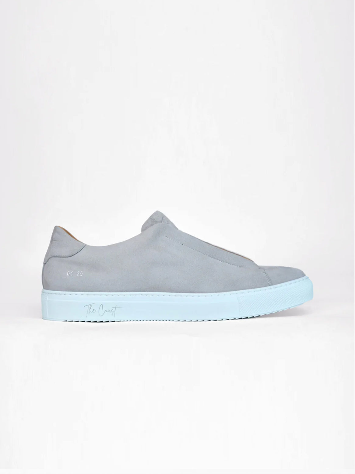 Seitliche Gesamtansicht – Benni Slip-In Sneaker aus grauem Velours mit weißer Sohle, seitlich fotografiert