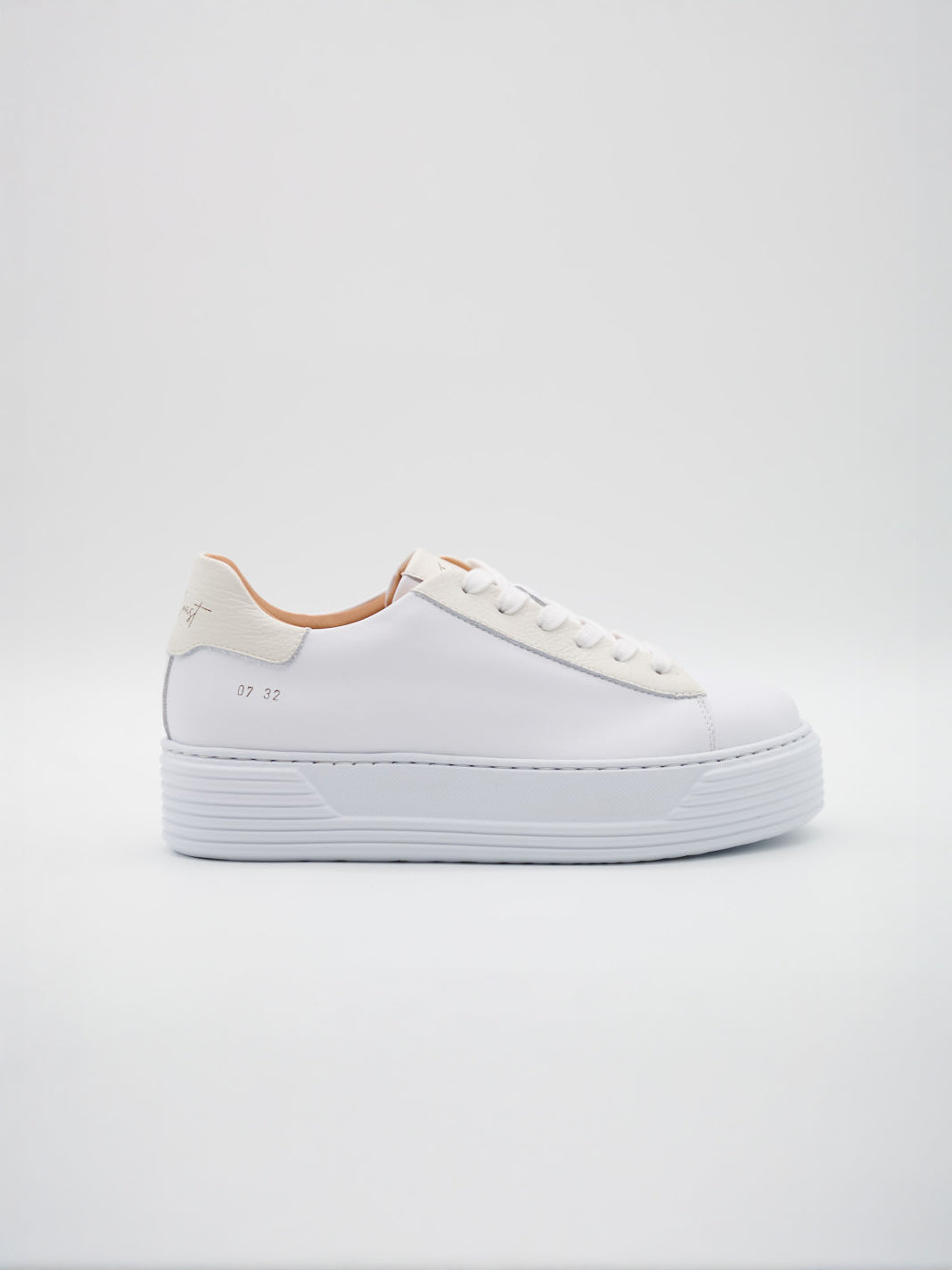 New Diana Sneaker Weiß Damen Seitenansicht Kalbleder chromfrei