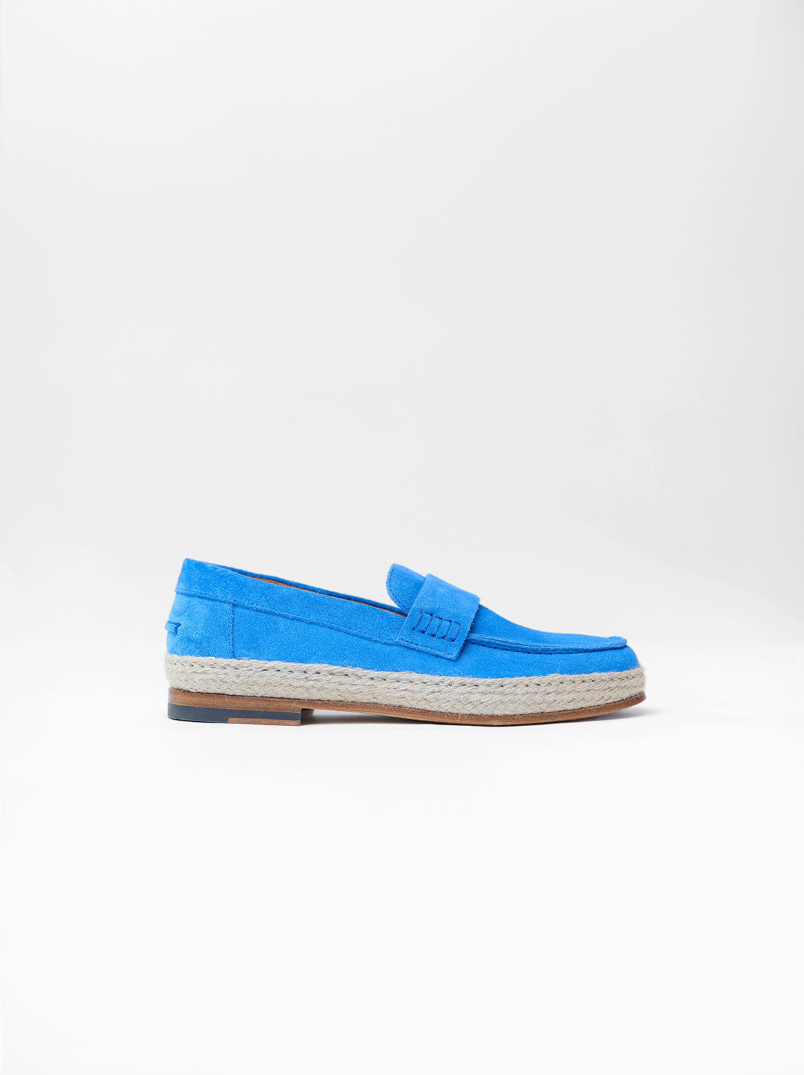 Sofia Espadrilles Blau – seitliche Ansicht aus Veloursleder mit Bastsohle