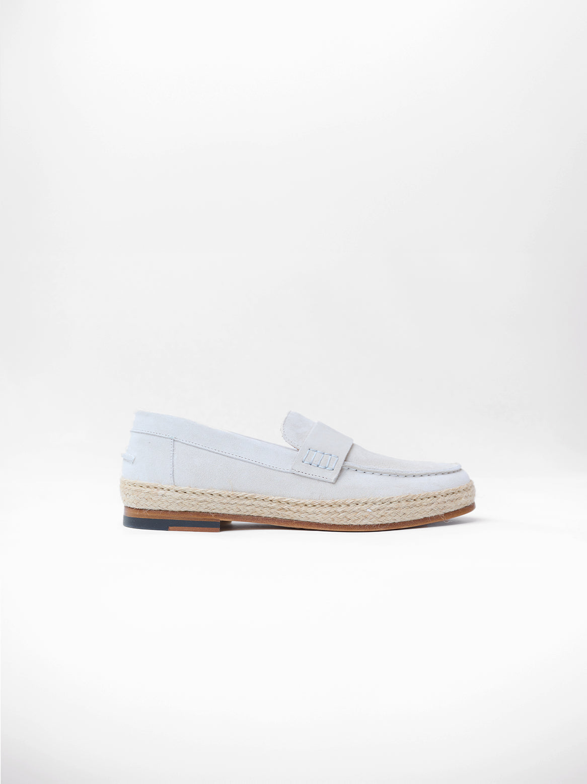 Sofia Espadrilles Sand – Seitenansicht aus hellem Veloursleder mit Bastsohle