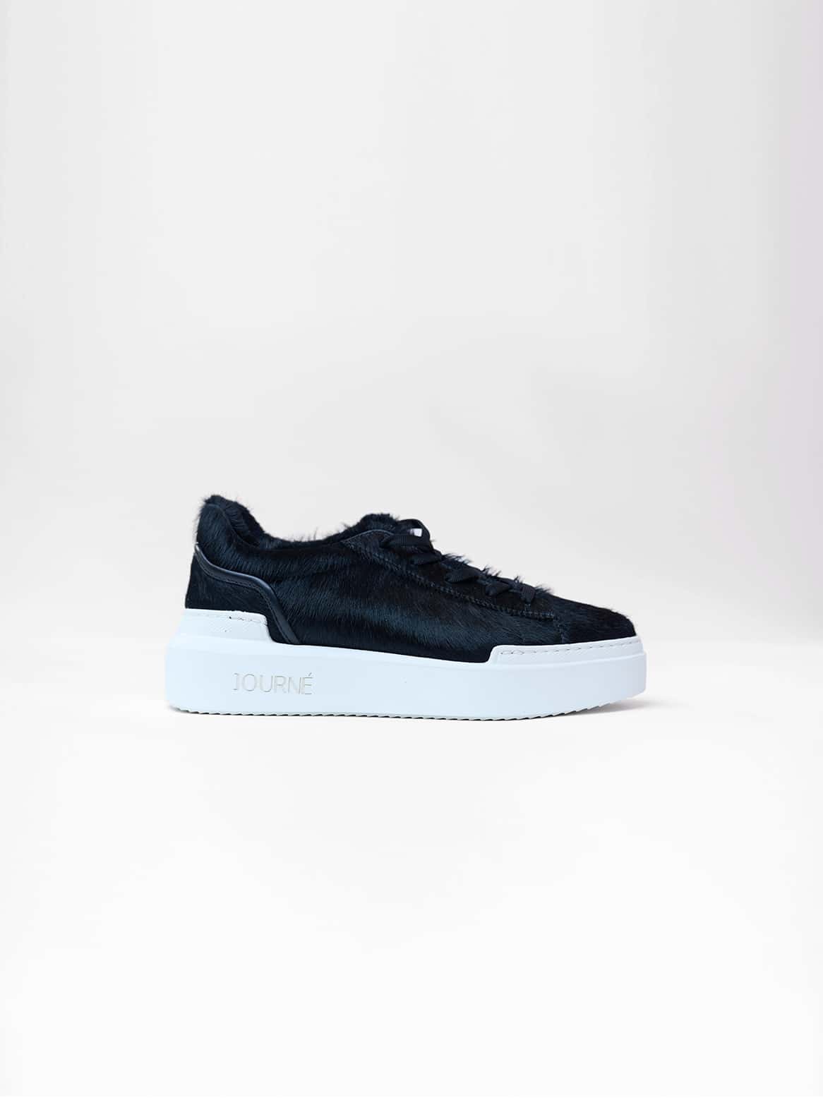 Emilie Sneaker Schwarz Innen & Außen – Seitenansicht mit weißer Sohle