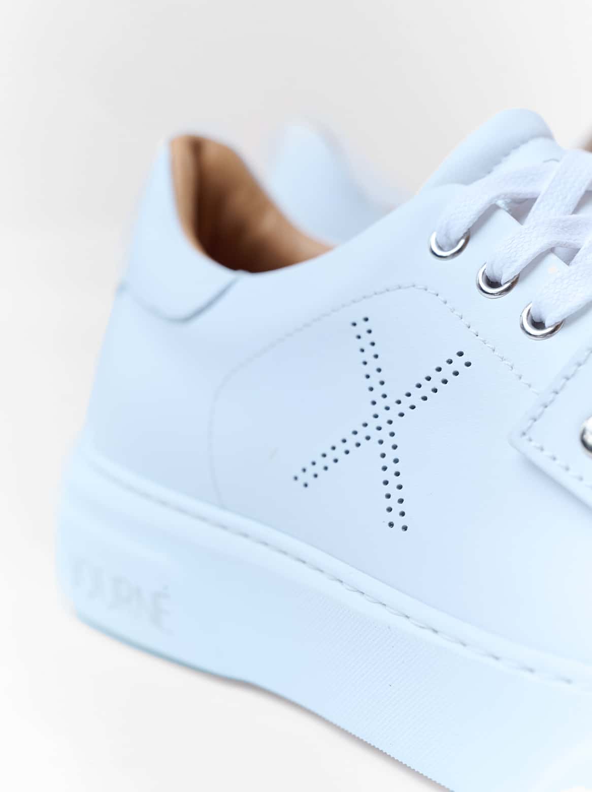 Adelina Sneaker – stilvolle Seitenansicht mit betonter Sohle und Tag-Detail