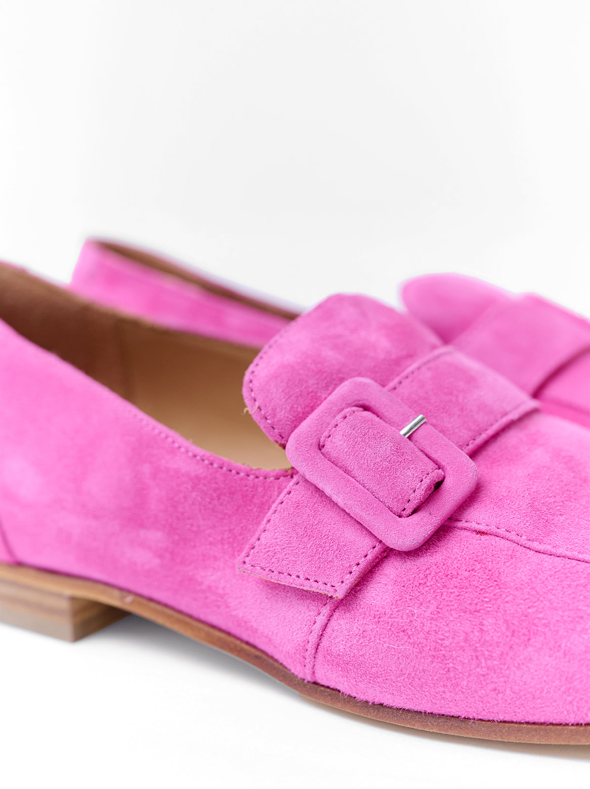 Patrizia Slipper von The Coast – kräftiger Farbakzent im eleganten Look