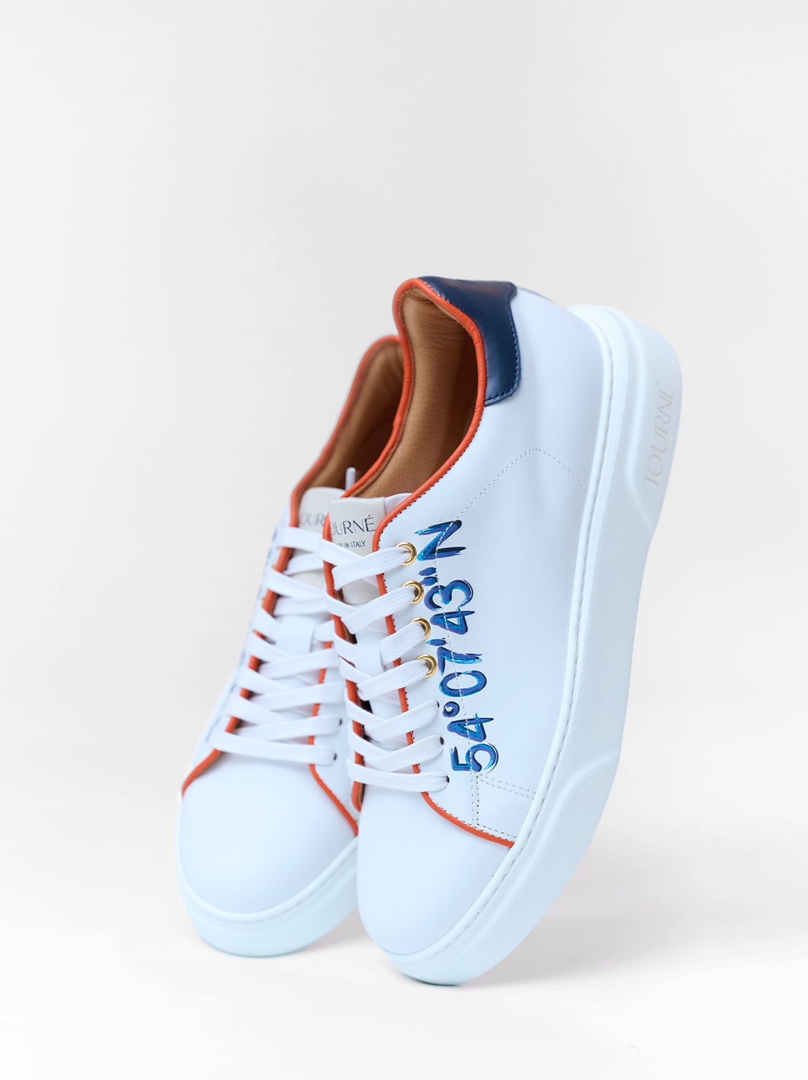 Petra Sneaker Paar – leicht schräge Perspektive mit Fokus auf Prägung und Schnürung