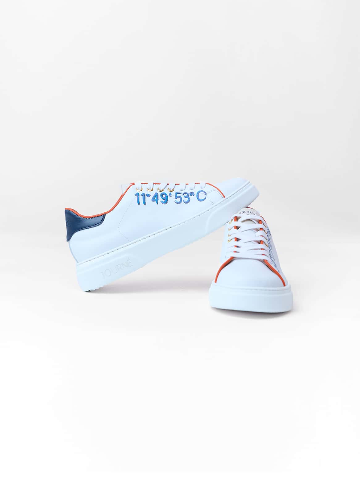 Petra Koordinaten Sneaker – weiße Außenseite mit maritimer Prägung, orangefarbenem Piping & blauer Ferse