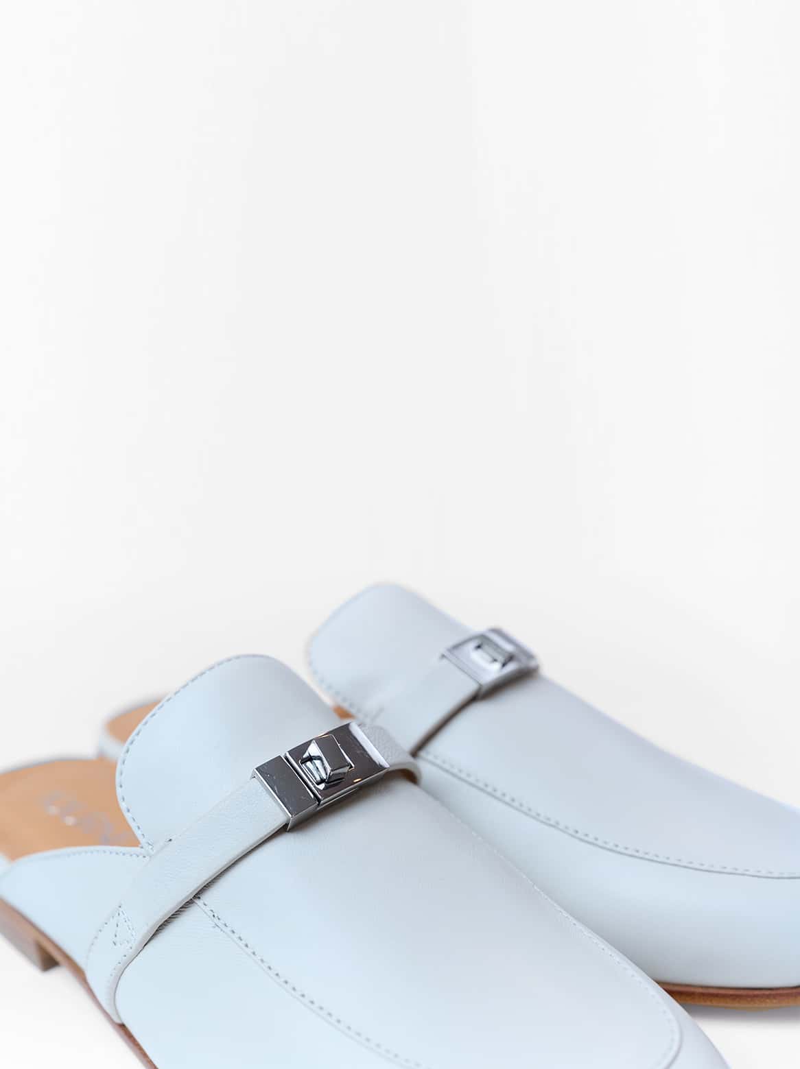 Detailaufnahme Lederstruktur & Naht des Gabriele Slippers in Weiß