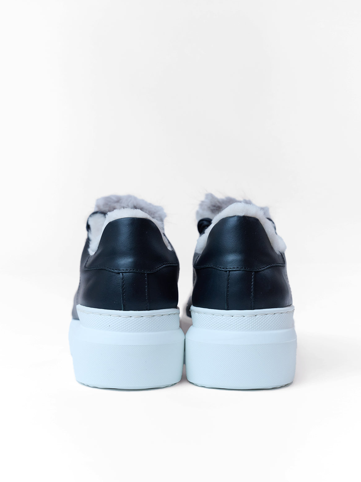 Ginevra Sneaker Schwarz – Rückansicht mit weißer Sohle