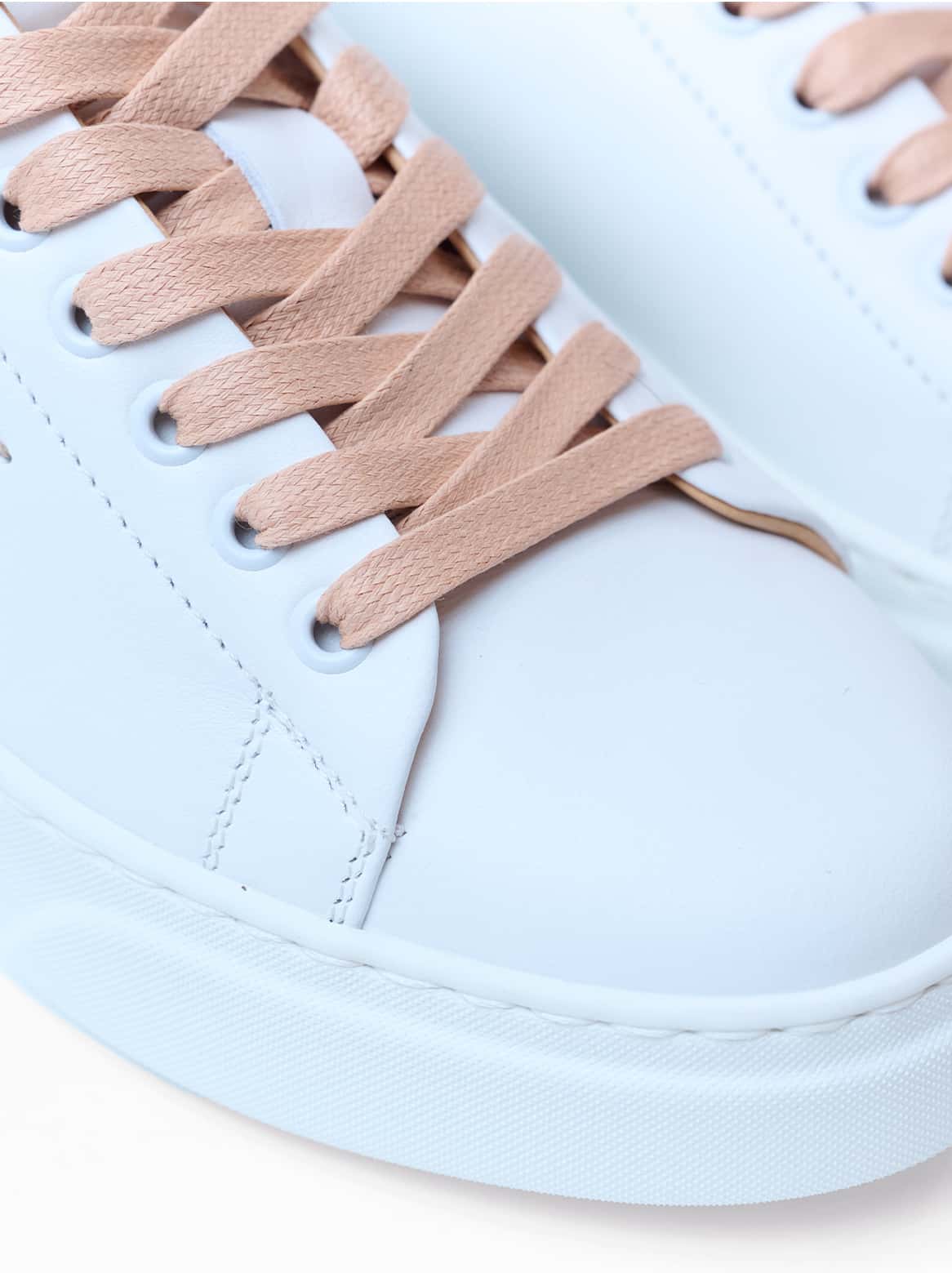 Farbige Schnürsenkel & feines Leder – Detailansicht des ARIA Handstich Sneakers