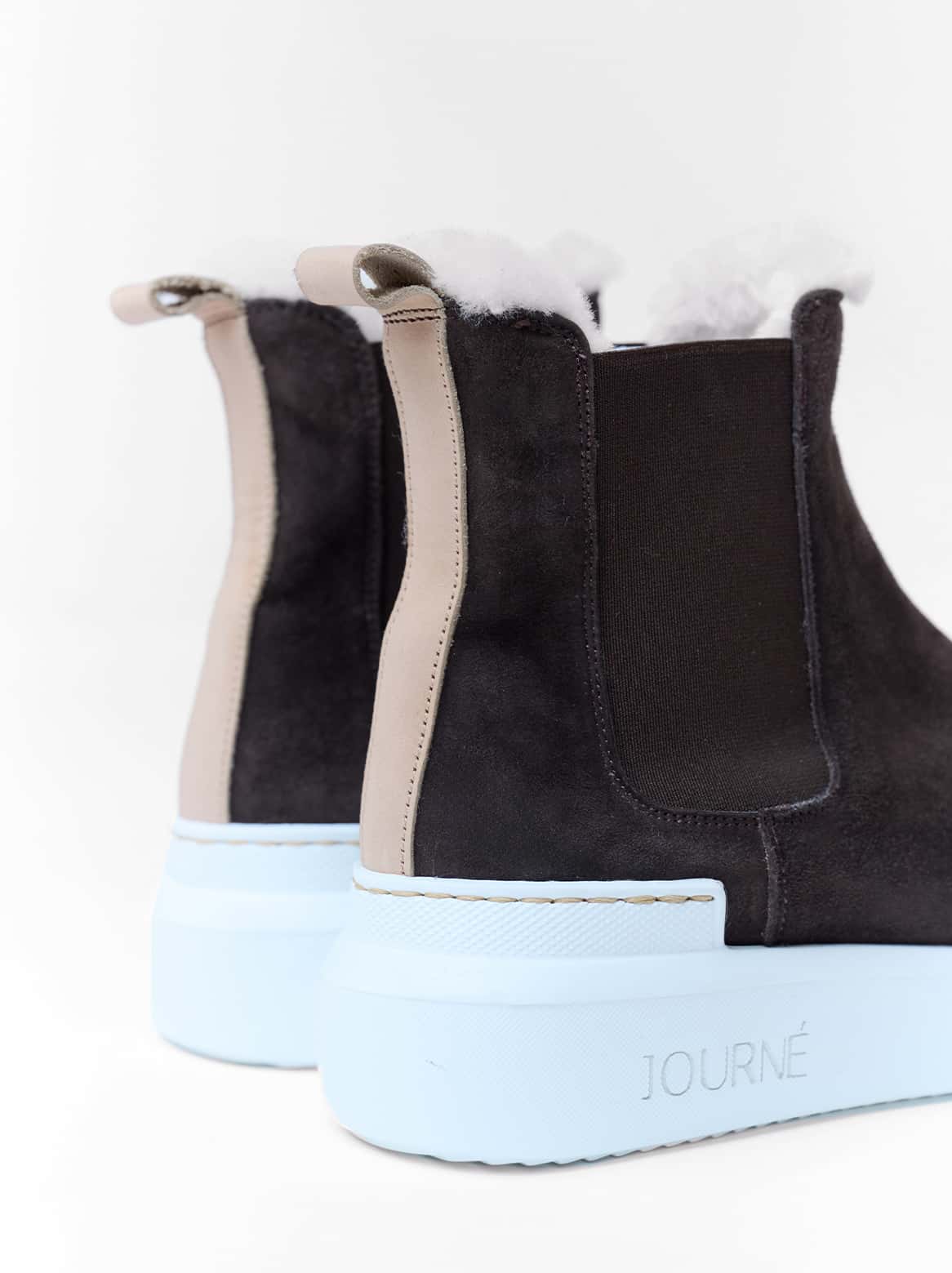 Brauner Ziegenvelours und helle Sneaker-Sohle – Ferse des Chelsea Boots