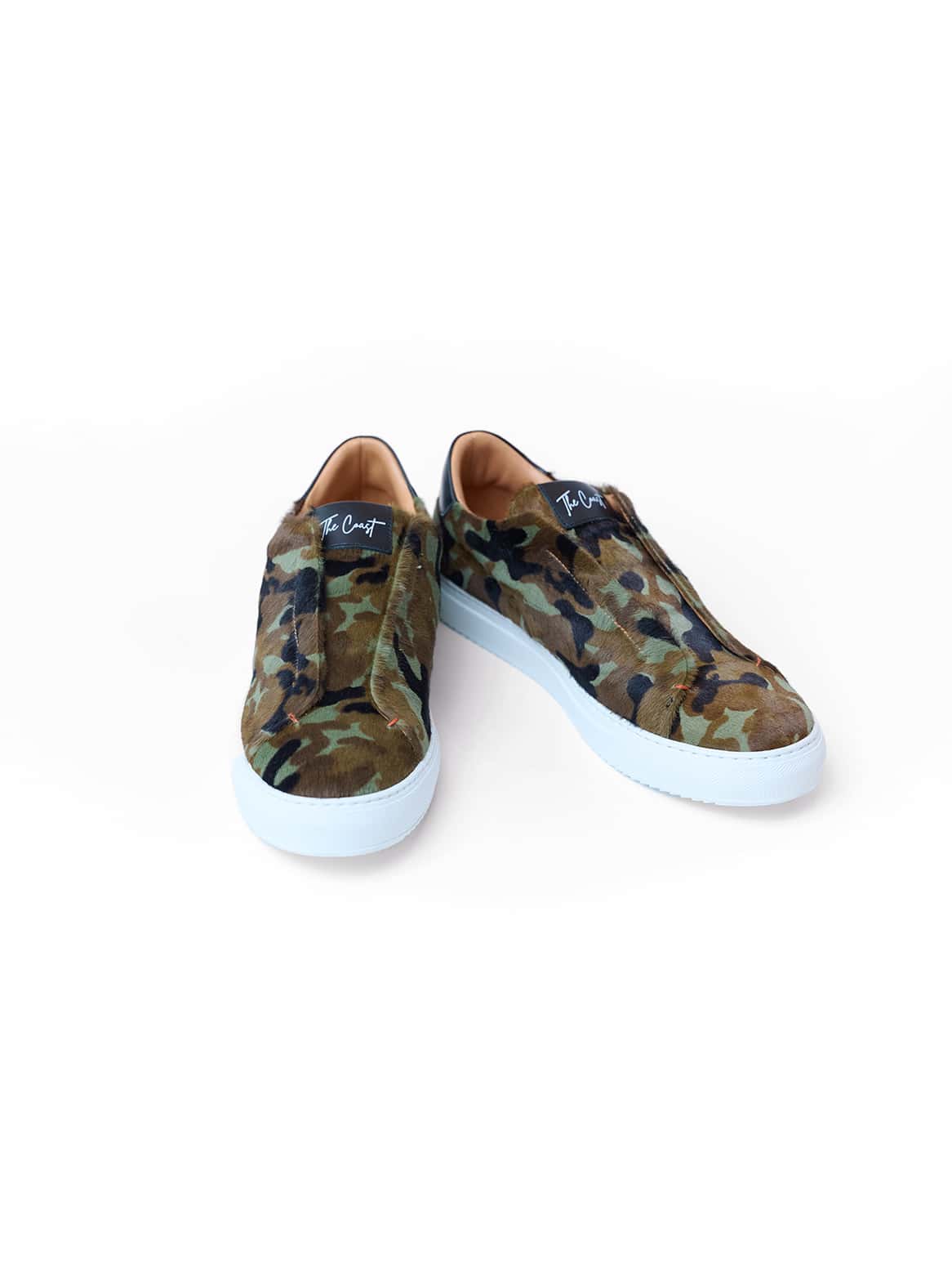 Paaransicht von oben – Camouflage Sneaker mit kontrastierendem Futter

