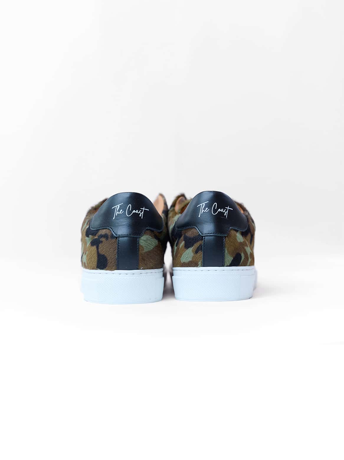 Rückansicht der beiden Schuhe mit navyblauem Fersenbereich