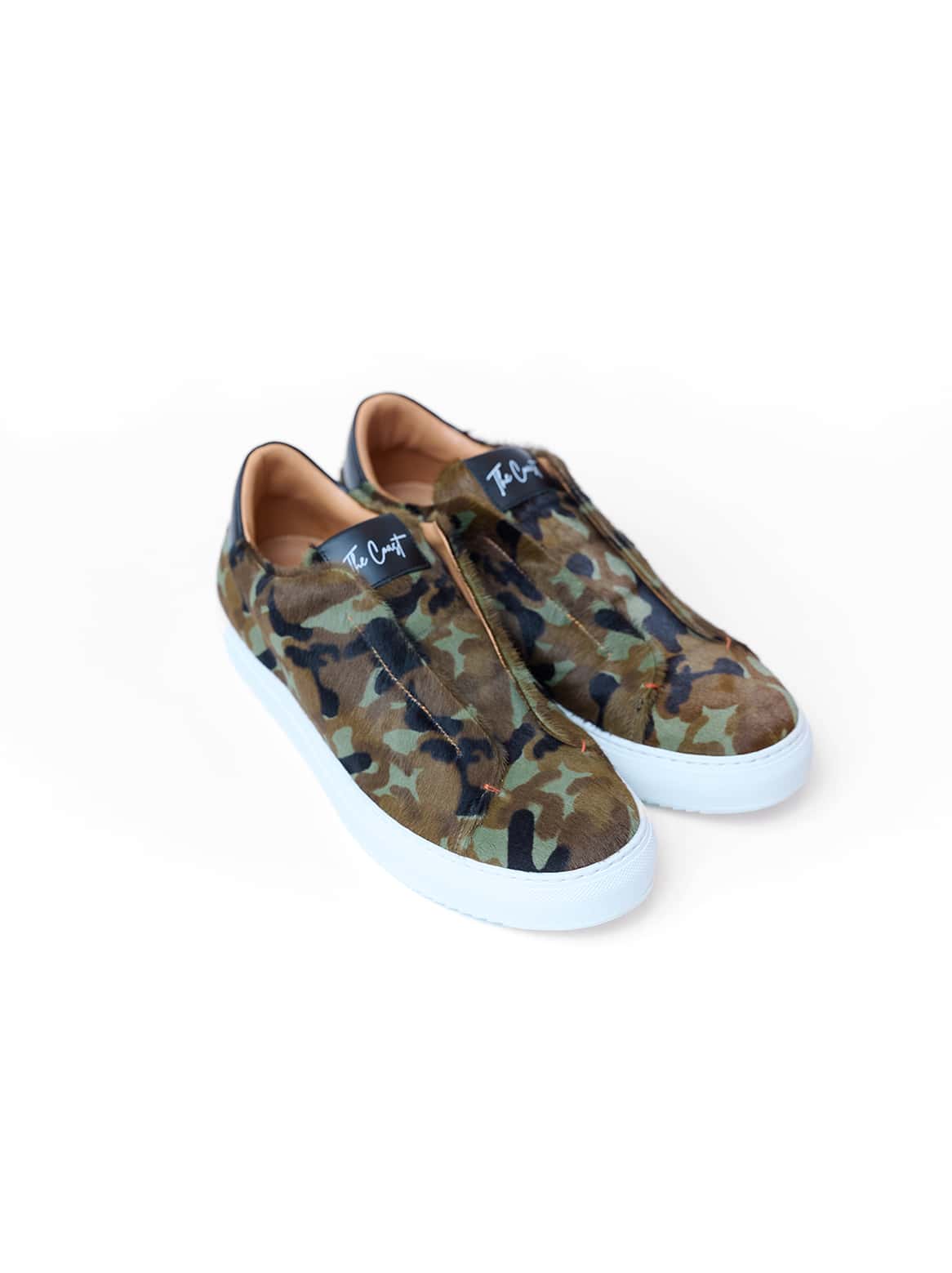 Schräge Ansicht des Sneakers – Fokus auf Muster & Form