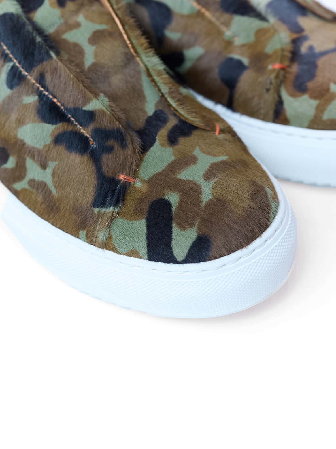 Nahaufnahme des Camouflage-Materials und Nähdetails

