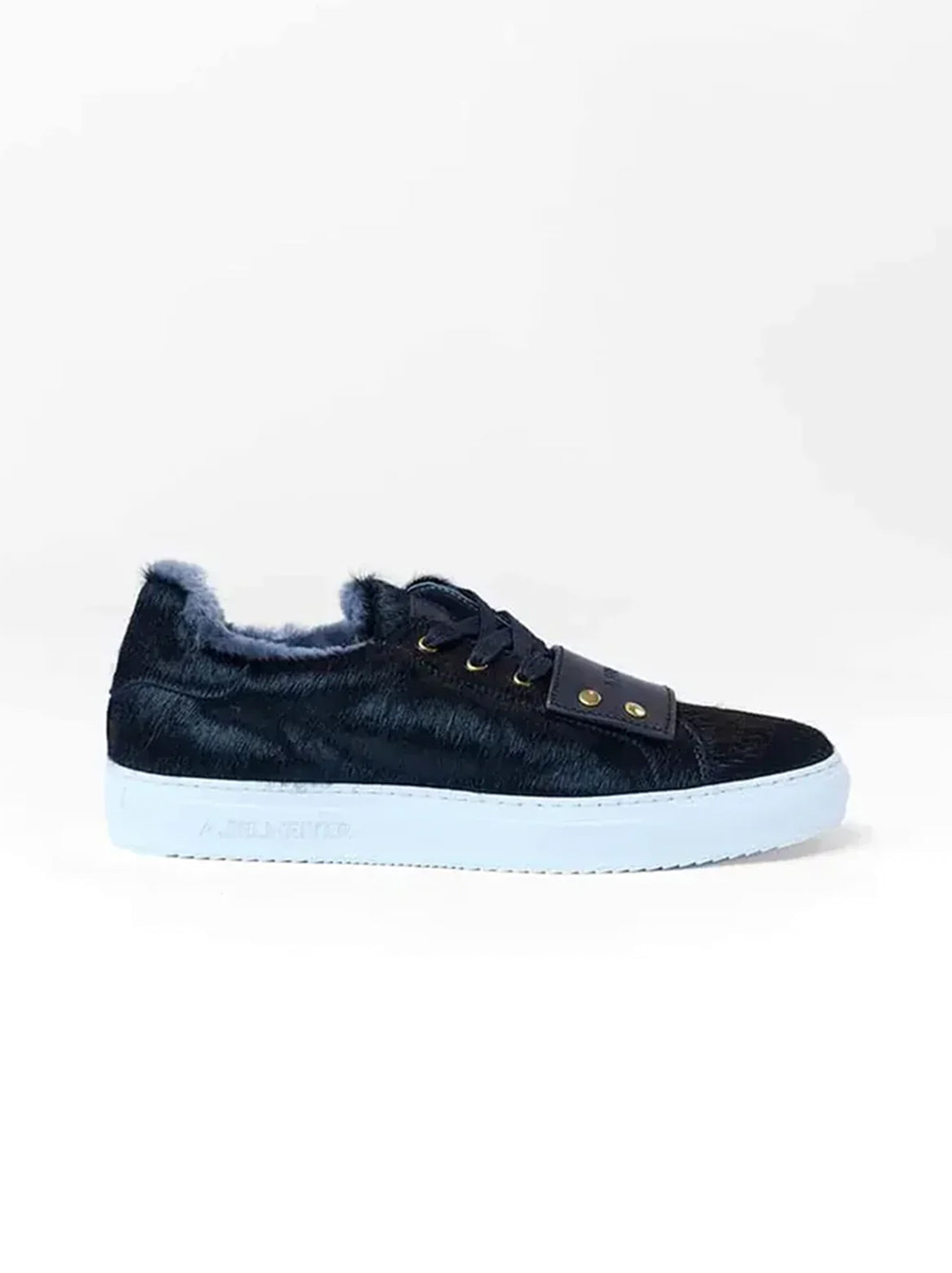 Matteo Sneaker in Schwarz – Seitenansicht mit weisser Sohle