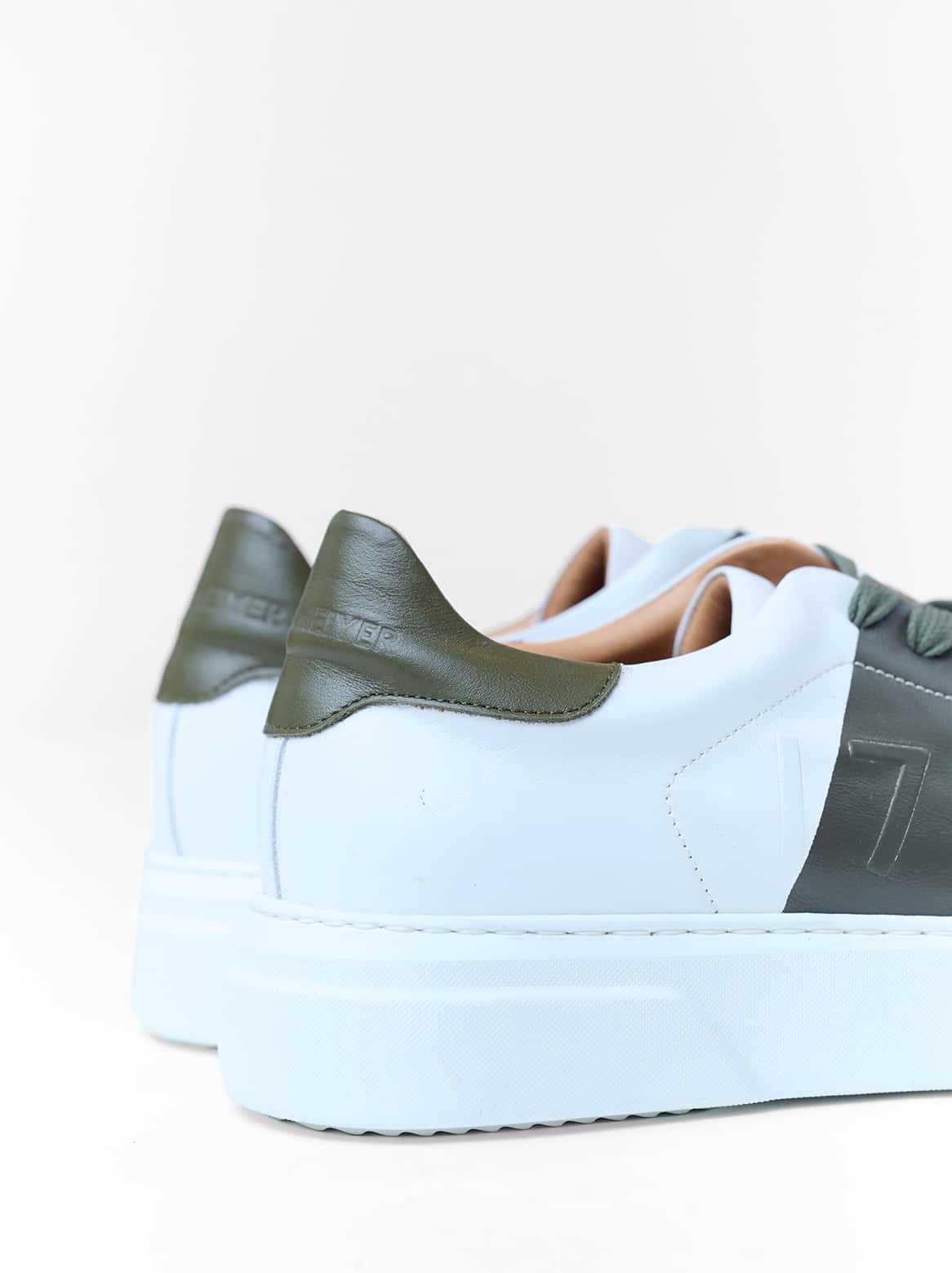 Weißer Kalbsledersneaker mit grüner Prägung und Sohlenprofil – Armando 1793