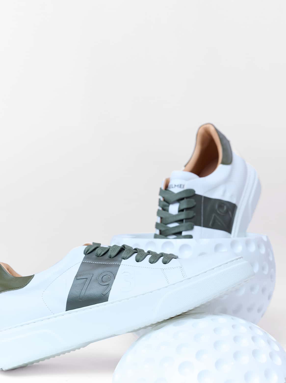 Seitenansicht vom Innenwinkel – Armando 1793 Sneaker mit grünem Lederdetail