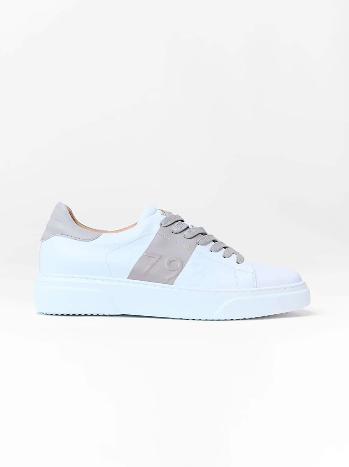 Seitenansicht des Armando Sneakers 1793 in Weiß mit Streifen in Taupe