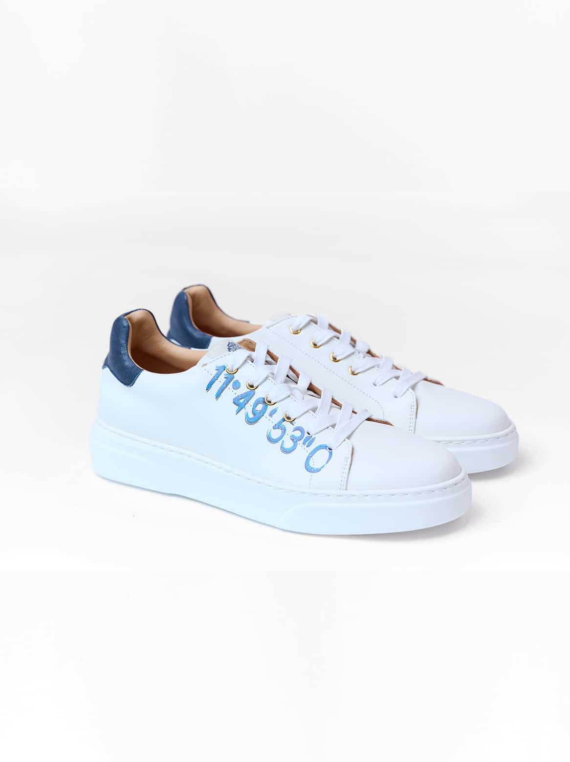Paulo Sneaker Weiß – Paar leicht schräg, Koordinaten sichtbar