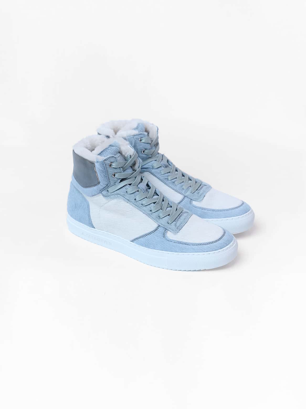 Luca Sneaker Weiß-Grau – Frontalansicht mit sichtbarem Schaft