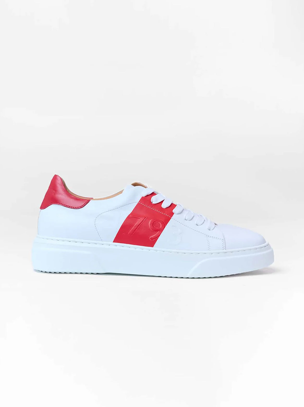 Seitenansicht des Armando Sneakers 1793 in Weiß mit rotem Streifen