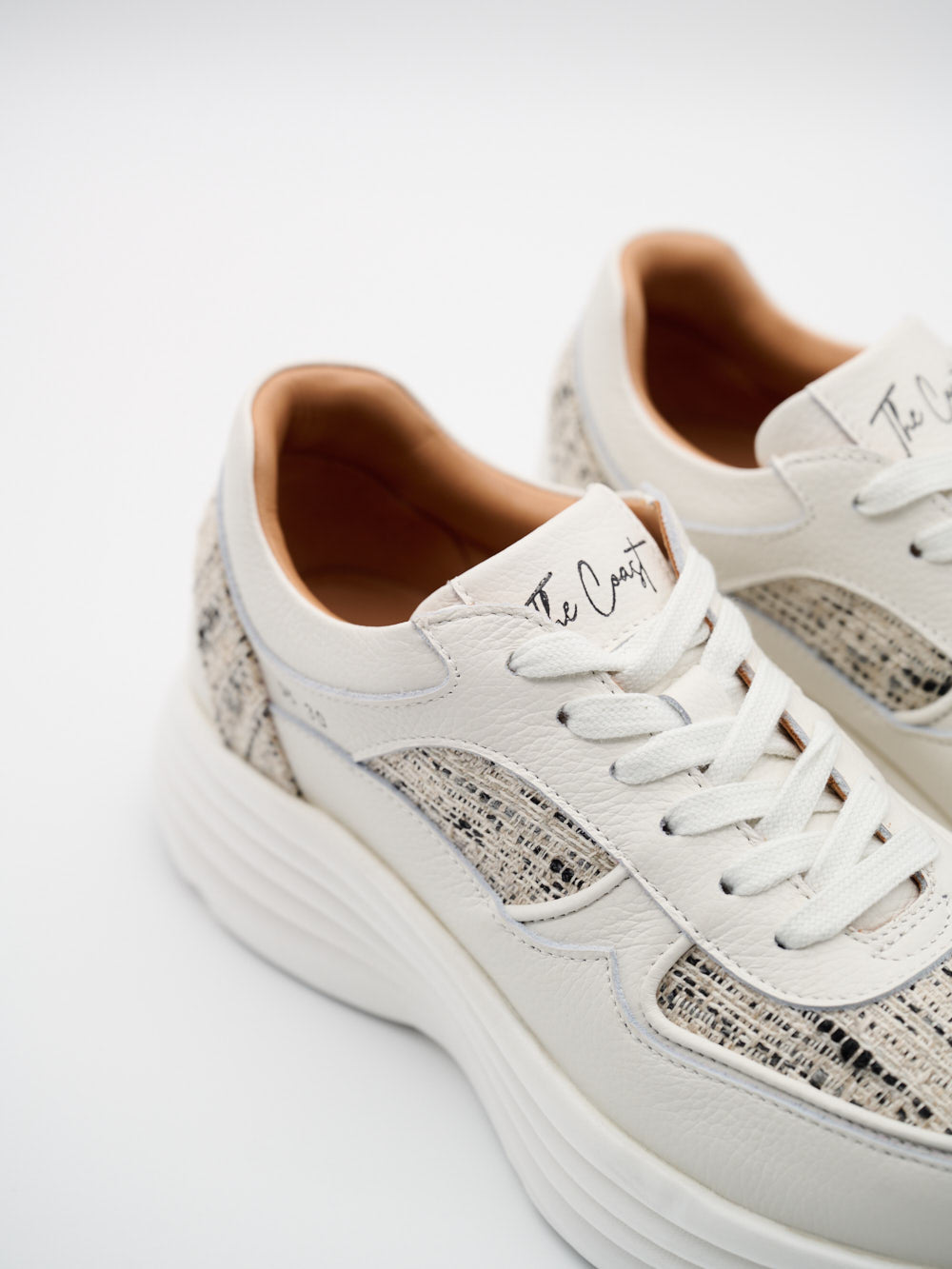 Weißer Sneaker Damen Detail Schnürung und Materialmix