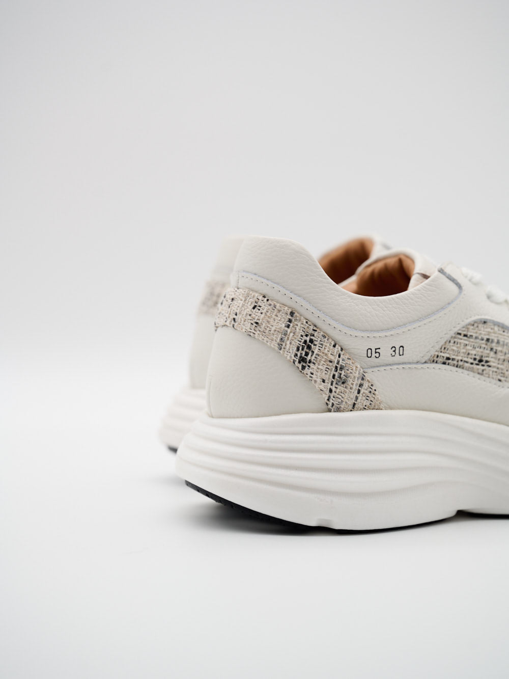Weißer Sneaker mit Tweeddetails Seitenansicht erhöhte Sohle