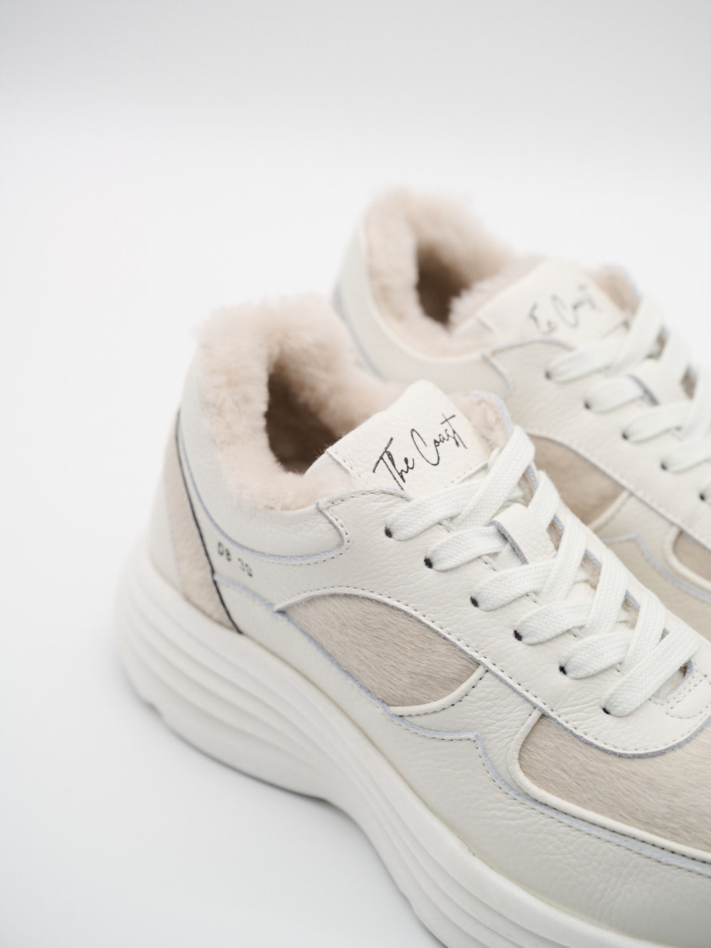 Detail Sophia Runner Offwhite Cavallino mit Lammfellfutter – handgefertigter Luxus Sneaker Damen The Coast