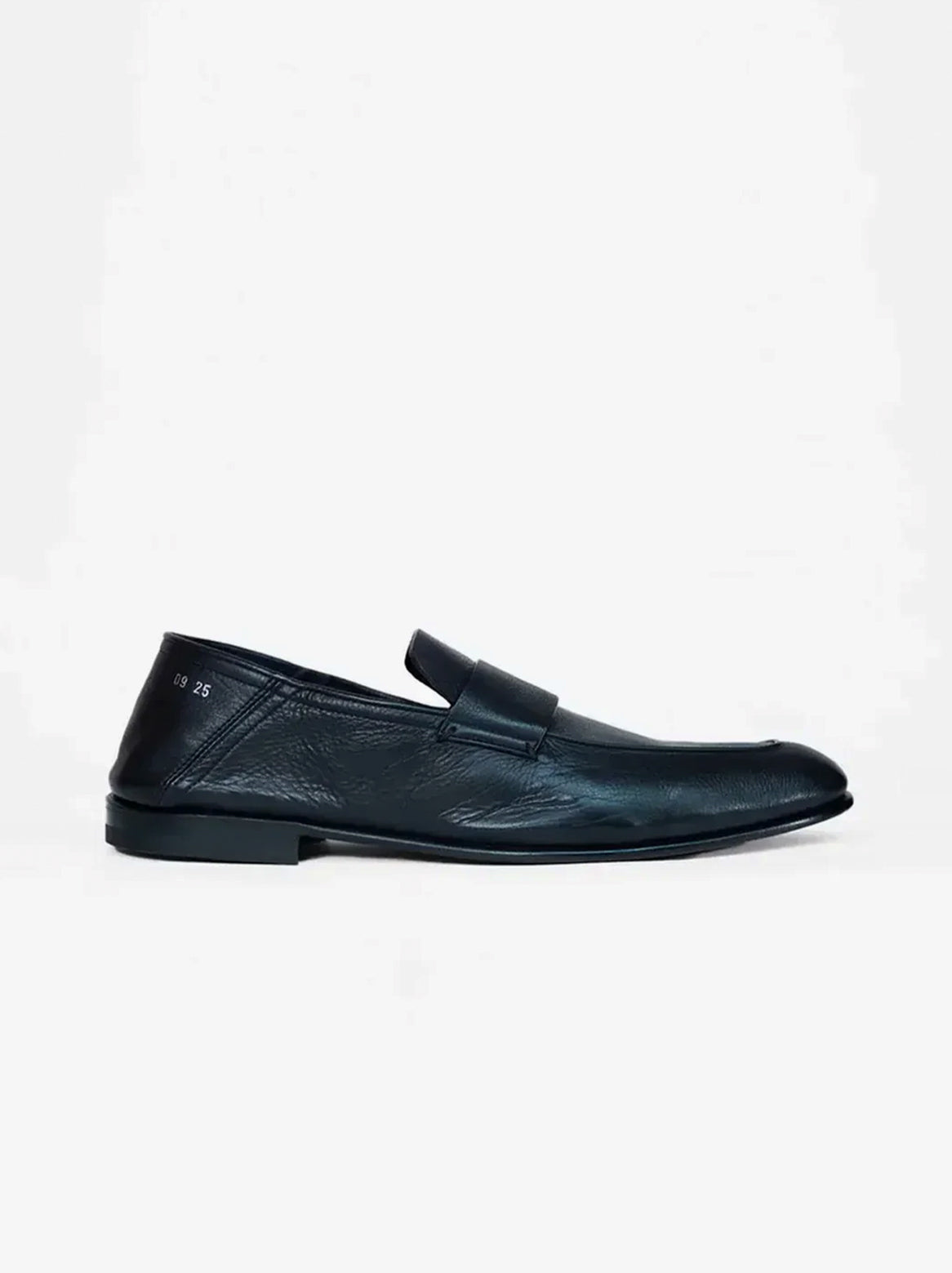 Seitenansicht des Leonardo Beach Slippers in schwarzem Glattleder
