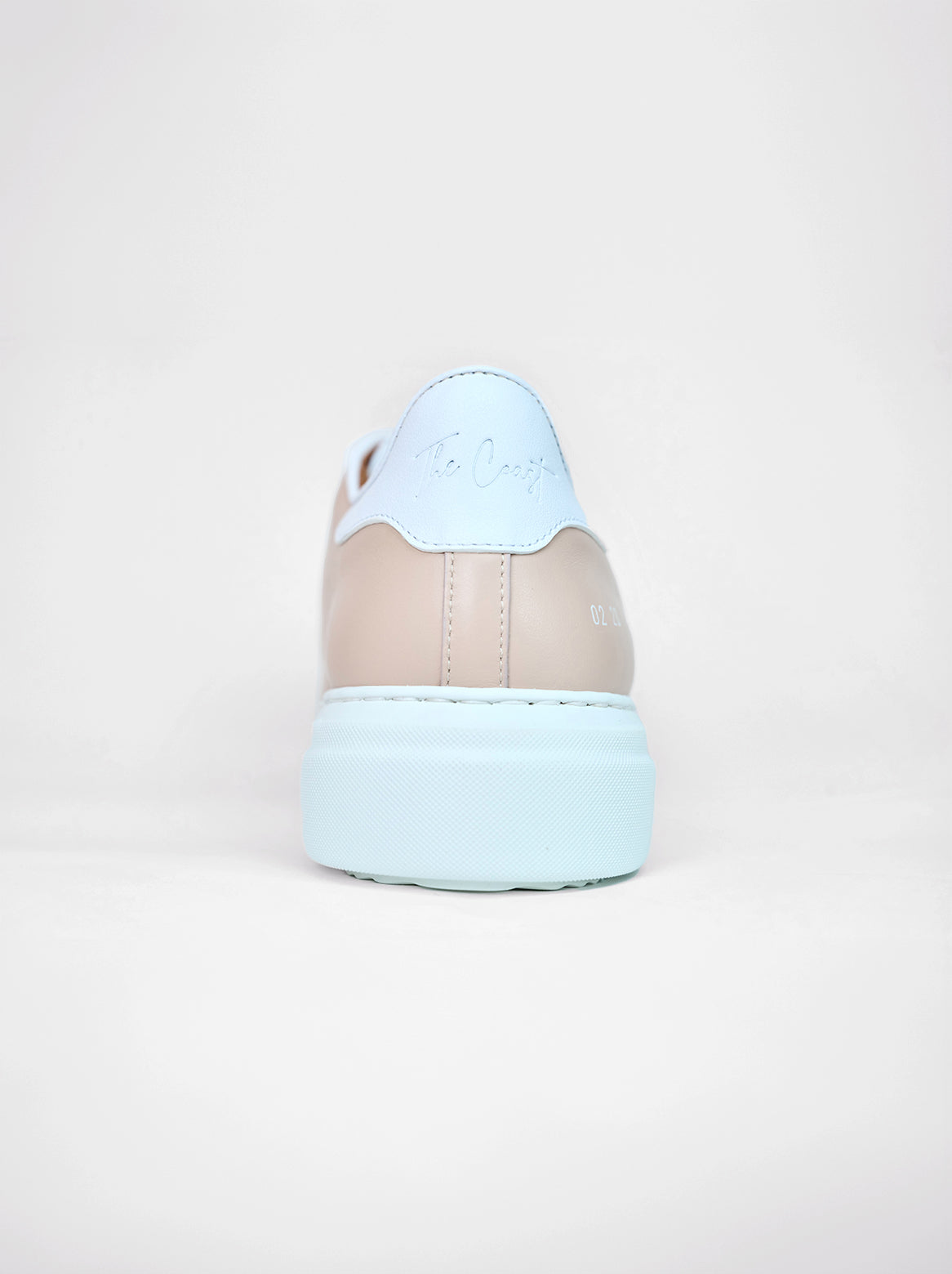 Petra Koordinaten Sneaker in Lachs mit weißem Piping – Kalbsleder