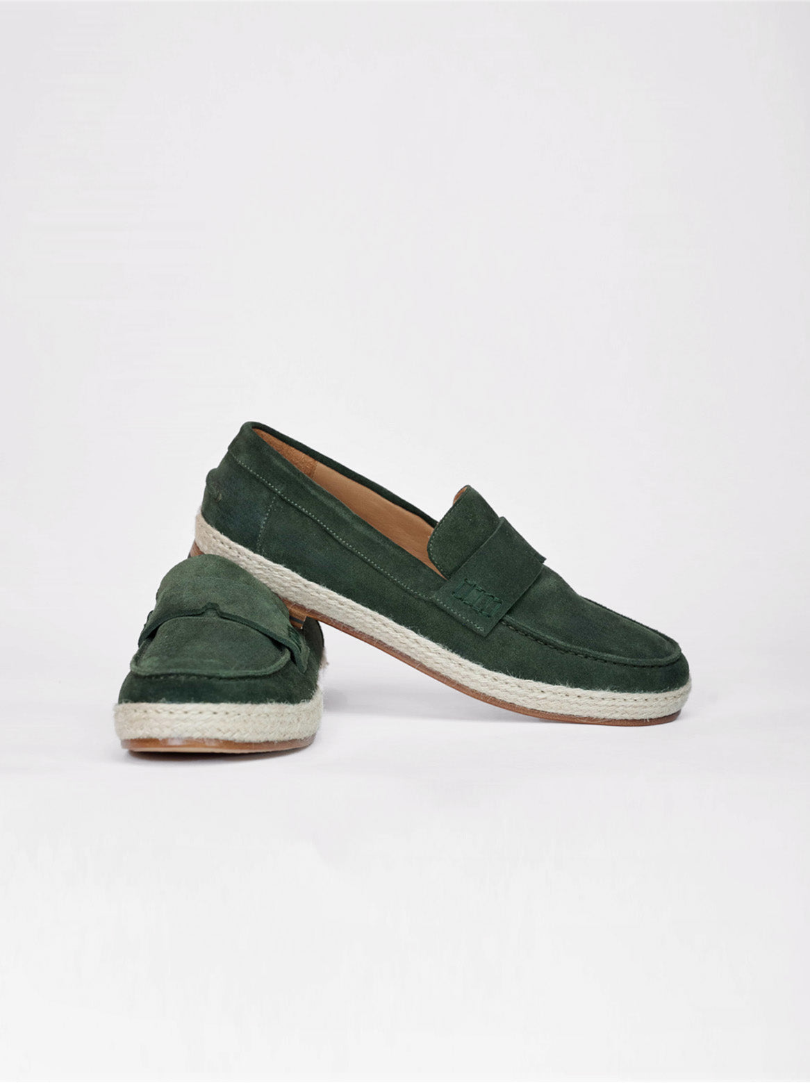 Capri Espadrilles in Tannengrün – diagonale Seitenansicht mit Detailfokus auf Material und Naht